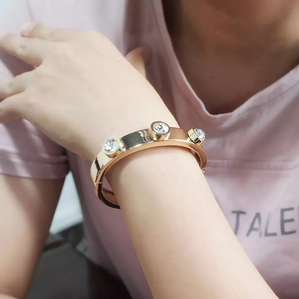 ROUND STONE DETAIL BANGLE