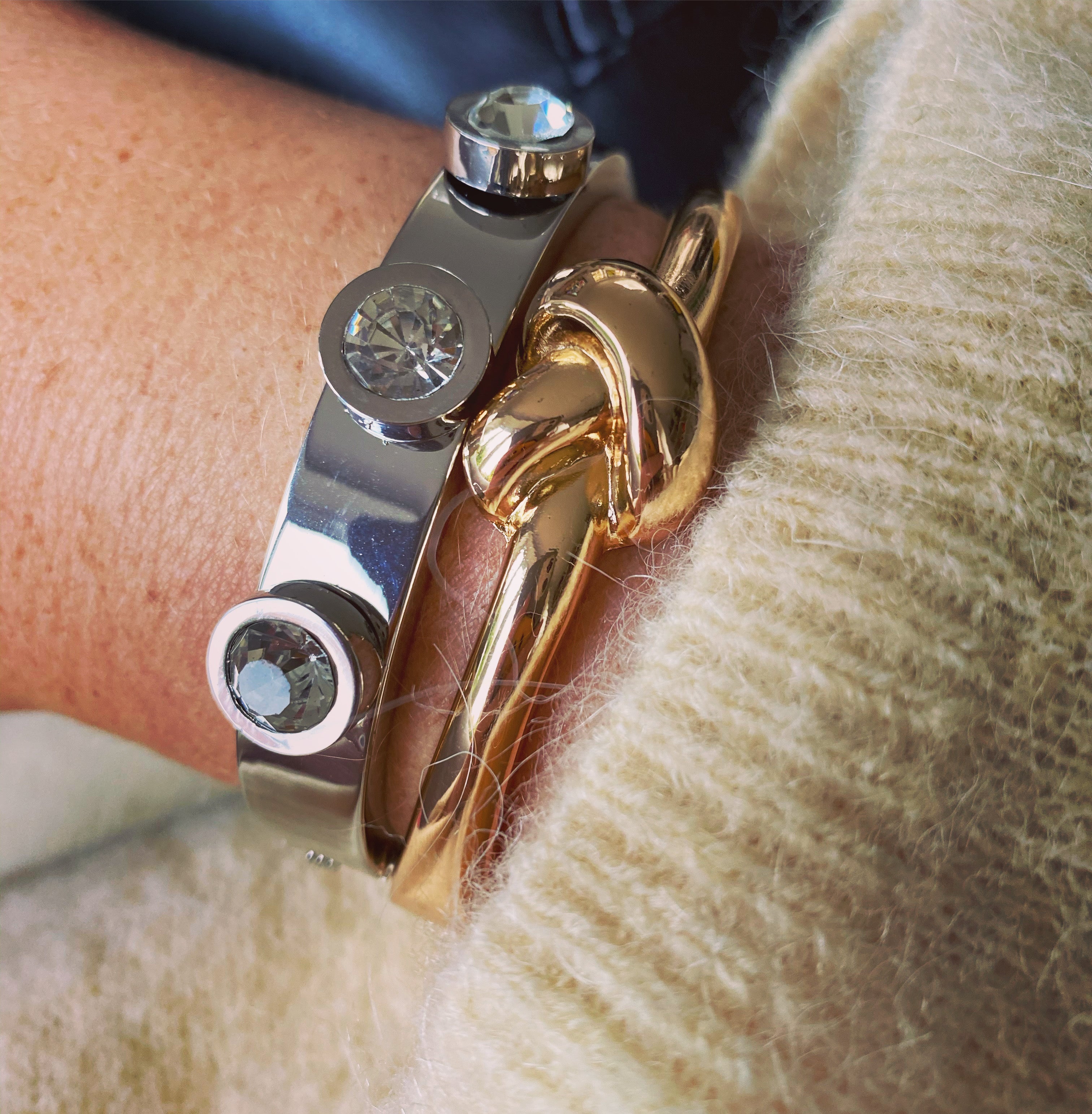 ROUND STONE DETAIL BANGLE