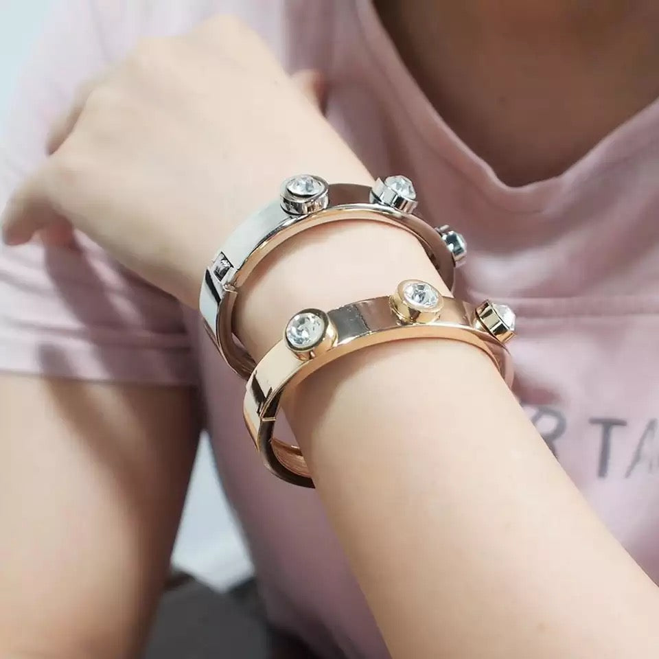 ROUND STONE DETAIL BANGLE