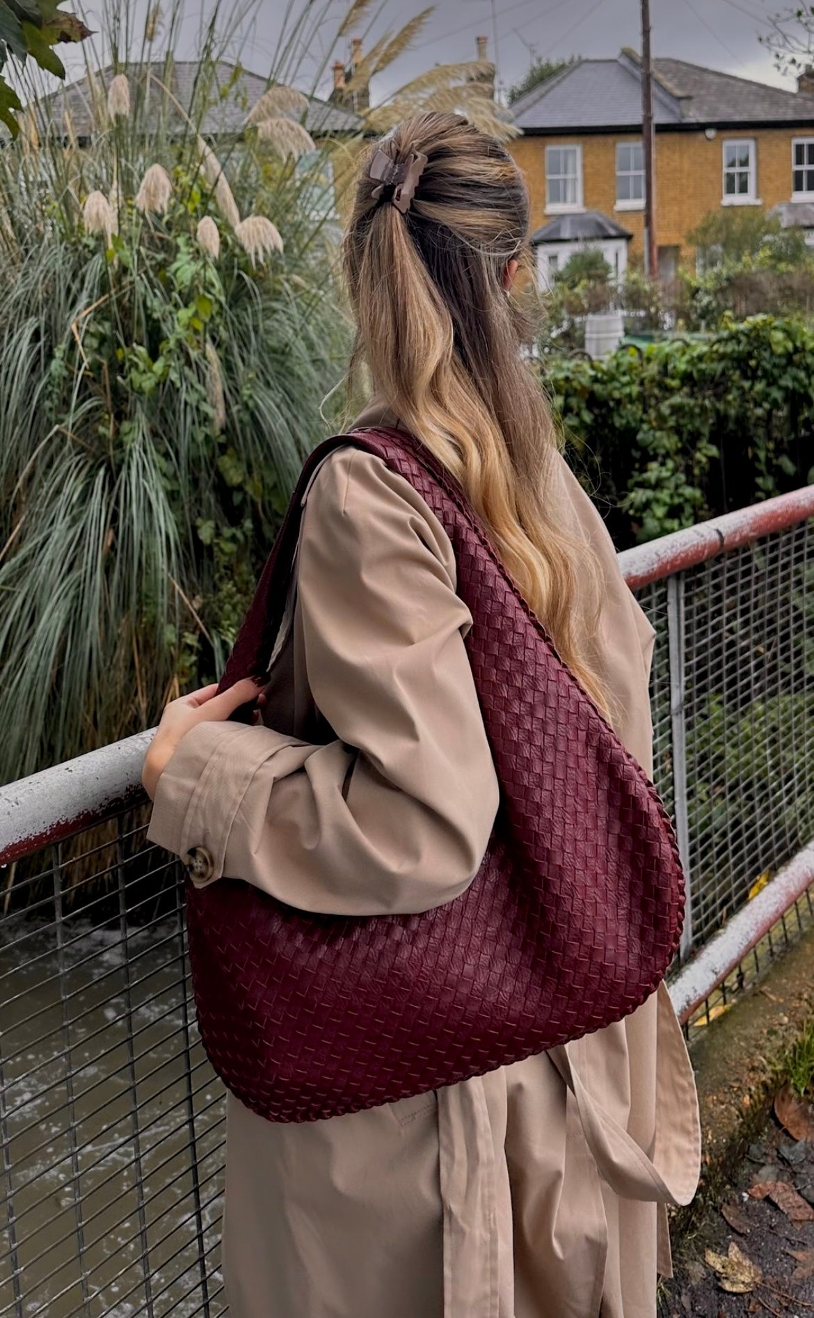 WINE WOVEN SHOULDER BAG