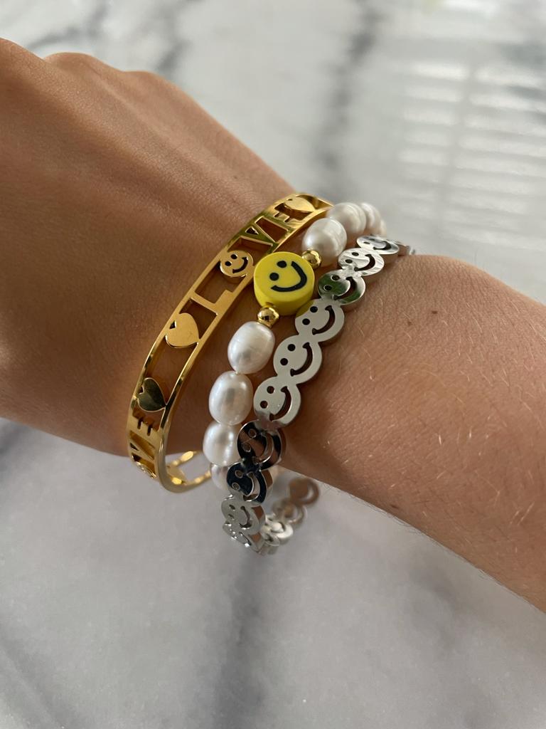 Smiley pearl deals bracelet